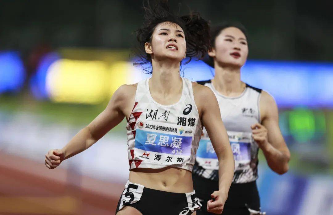 包含冷静与激情交织！田径完美收官的词条