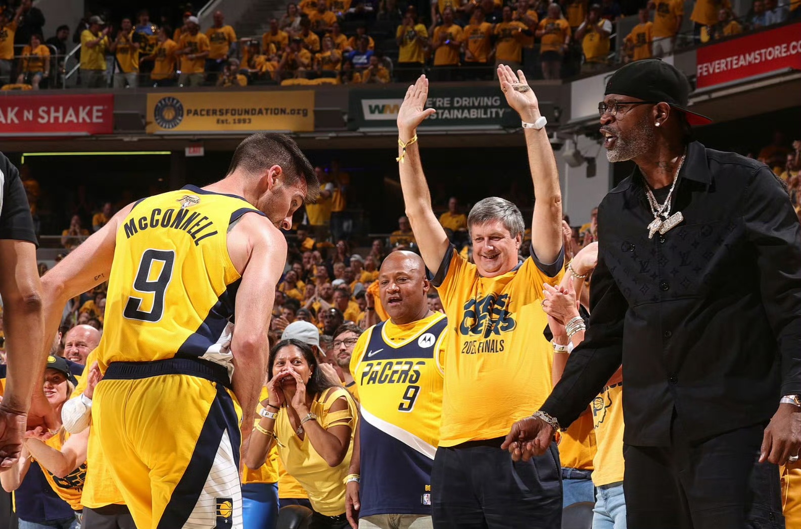 76人翻盘深圳队，西亚卡姆扛起全队