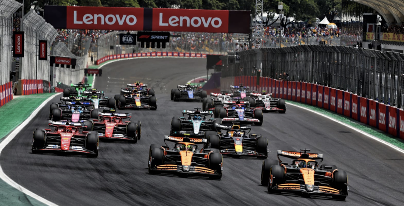 红牛车队碾压迈凯伦，塞恩斯带队取胜