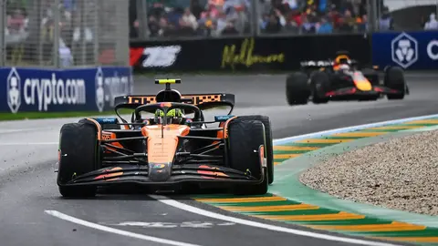 红牛车队碾压迈凯伦，塞恩斯带队取胜