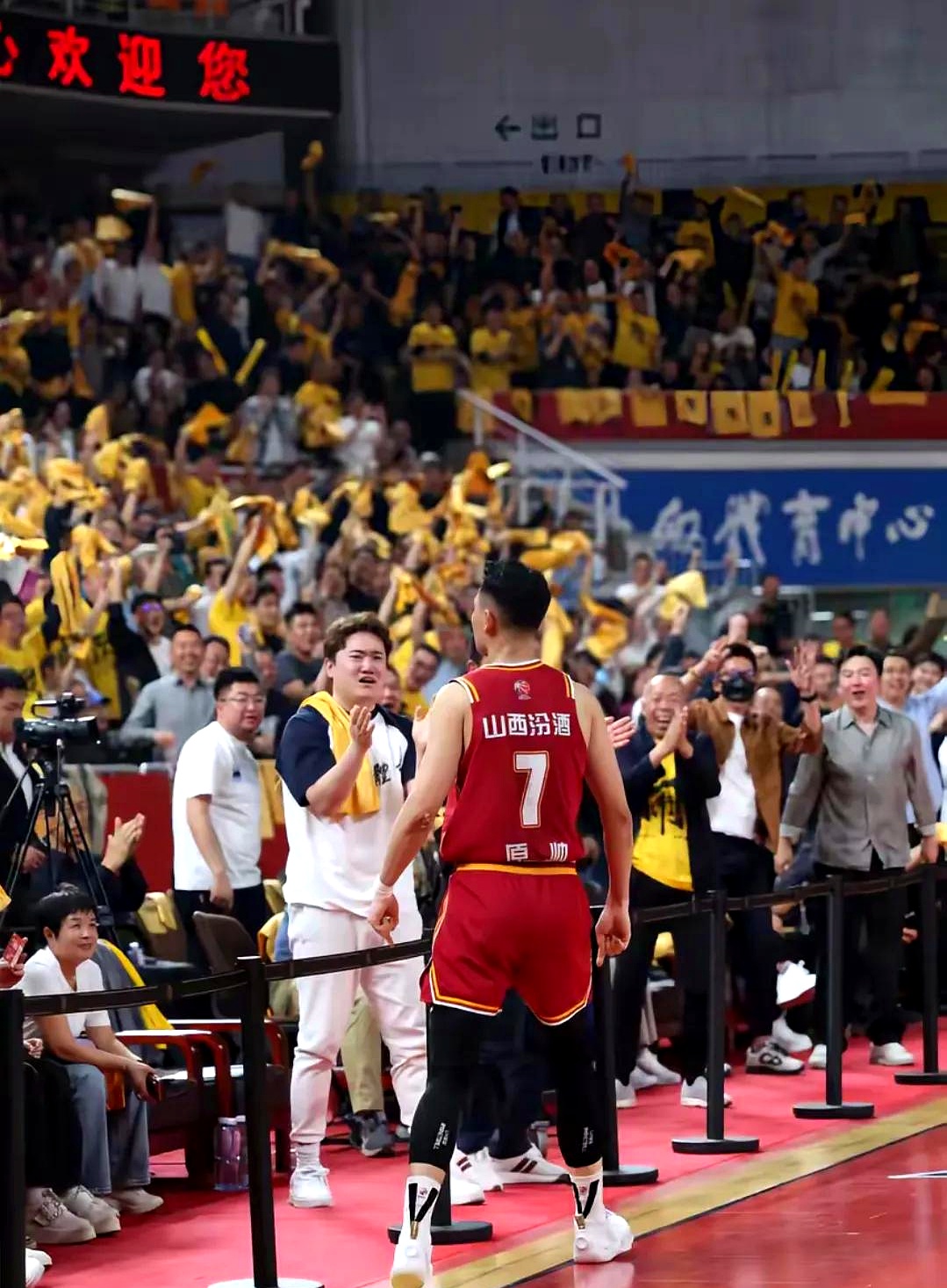 爱游戏下载-山西队翻盘马刺，恩比德扛起全队