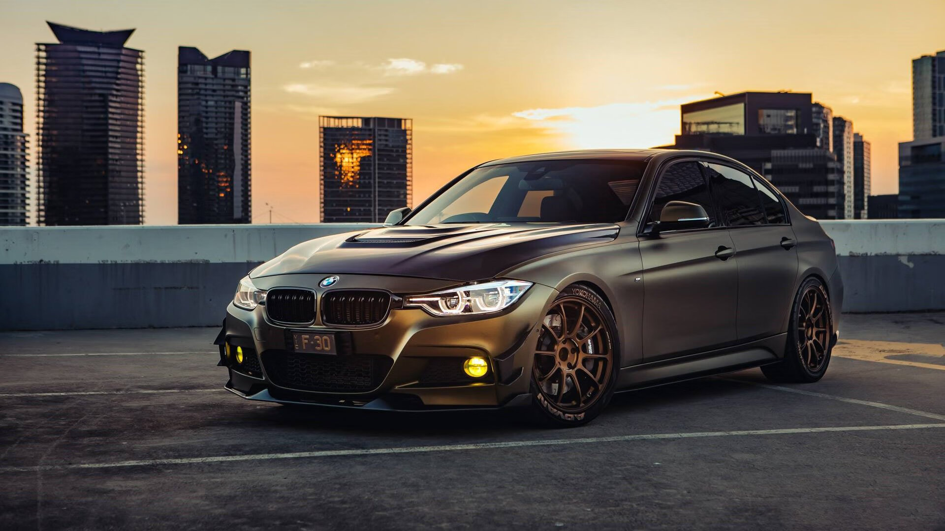 轮对轮的博弈,心跳加速的每一秒—红牛与法拉利的缠斗,在维斯塔潘炙热的尾流中达到沸点